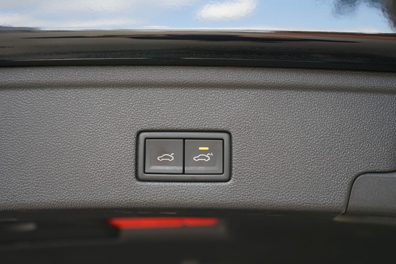 Volkswagen Touareg 4.0 V8 TDI R-Line - Samsaru's Car Outlet