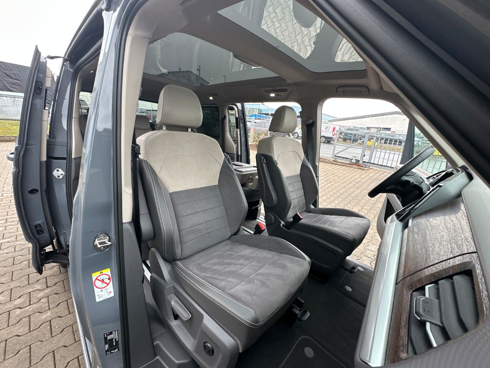 Volkswagen T7 Multivan - Samsaru's Car Outlet