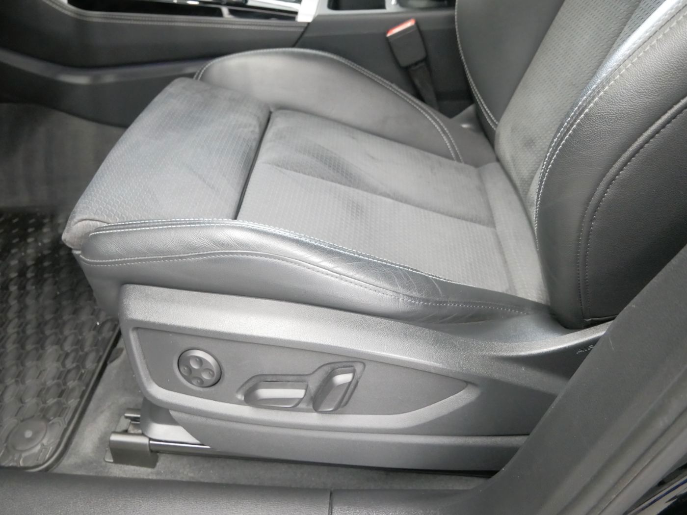 Audi Q5 40 TDI quattro S tro. S line LED AHK virt. Co