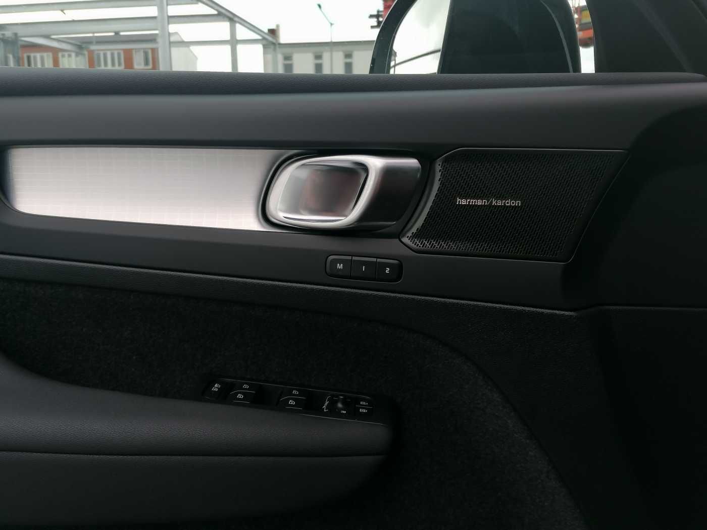 Volvo XC40 T2 2WD Plus Dark 360°/ AHK/ PANO