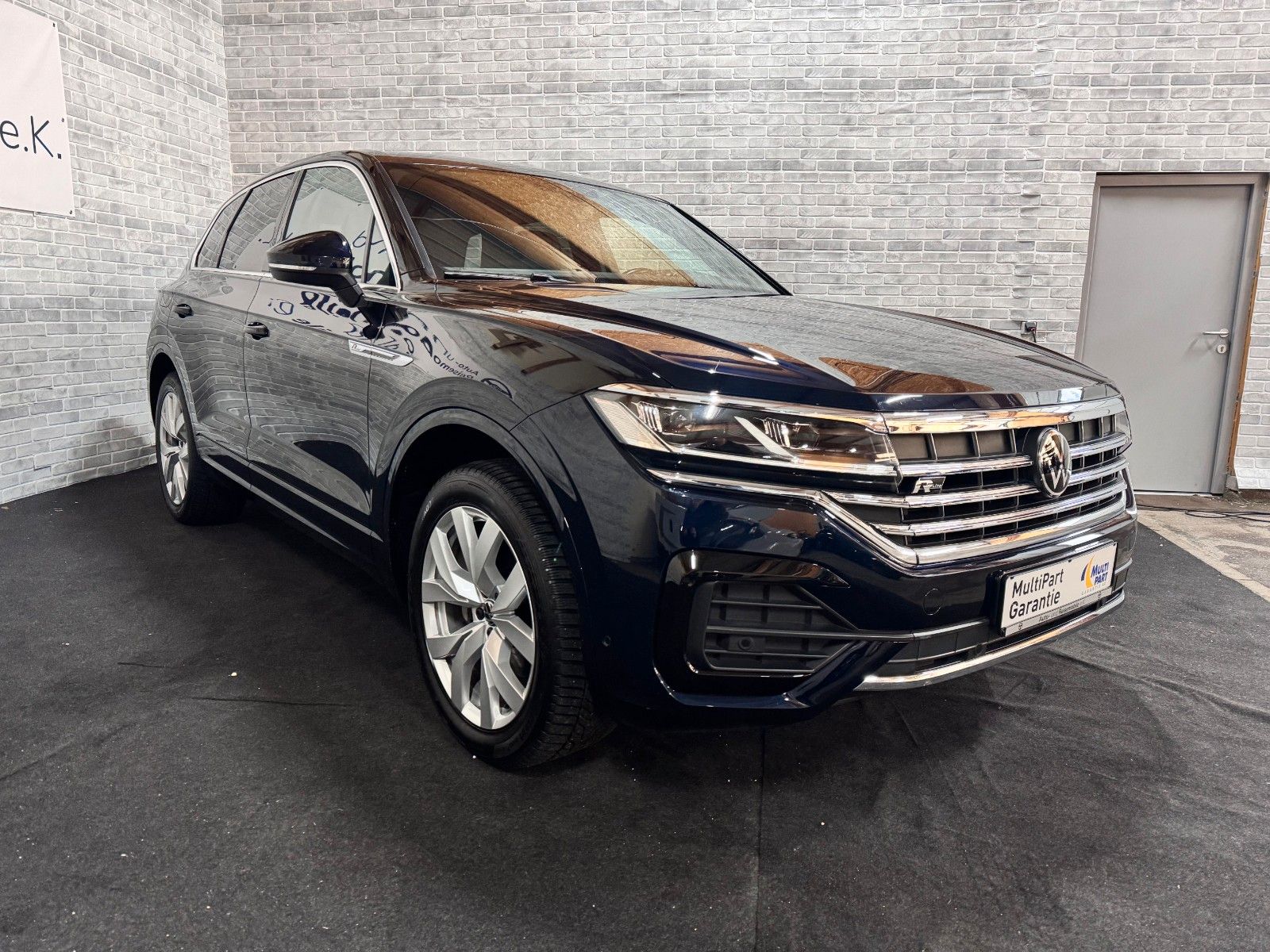 Volkswagen Touareg 3.0 TDI R-Line 4Motion - Samsaru's Car Outlet