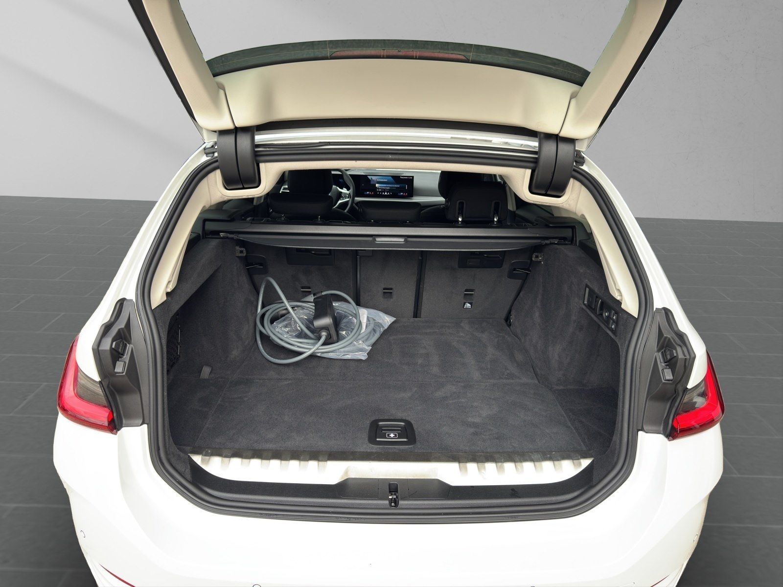 BMW 330e xDrive Touring 18" AHK ACC ab 379€ mtl. o.