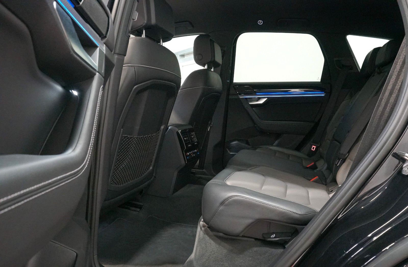 Volkswagen Touareg R-Line 4Motion 3.0 TDI - Samsaru's Car Outlet