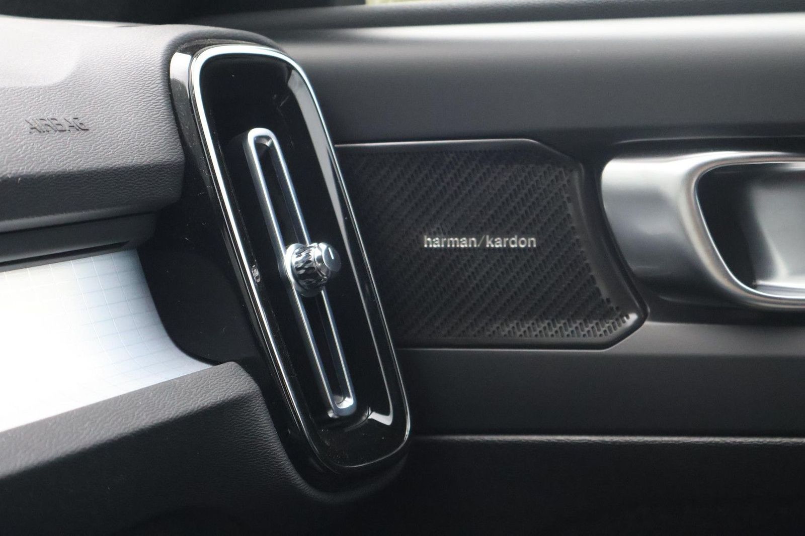 Volvo XC40 2.0 B4 Plus Dark | AHK| ACC |2WD| Beheizbar