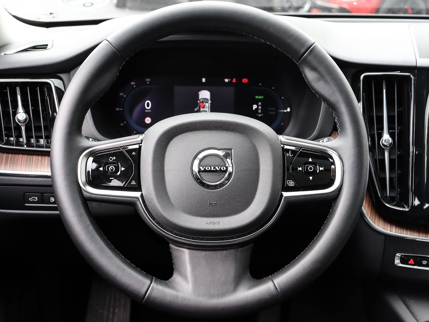 Volvo XC60 Plus Dark Recharge Plug-In Hybrid AWD T8 Tw