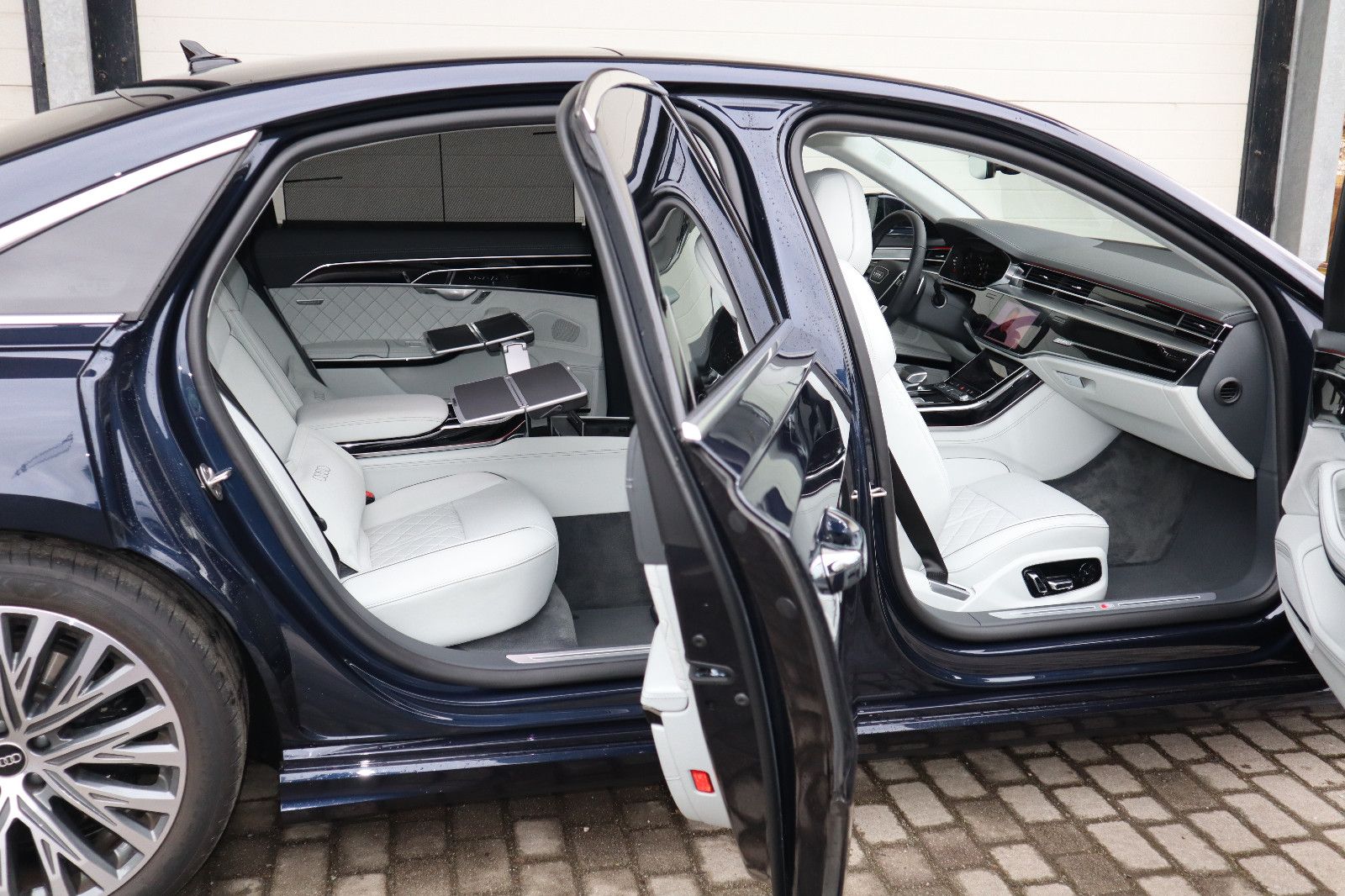 Audi A8L 60 TFSIe lang exclusive - Samsaru's Car Outlet