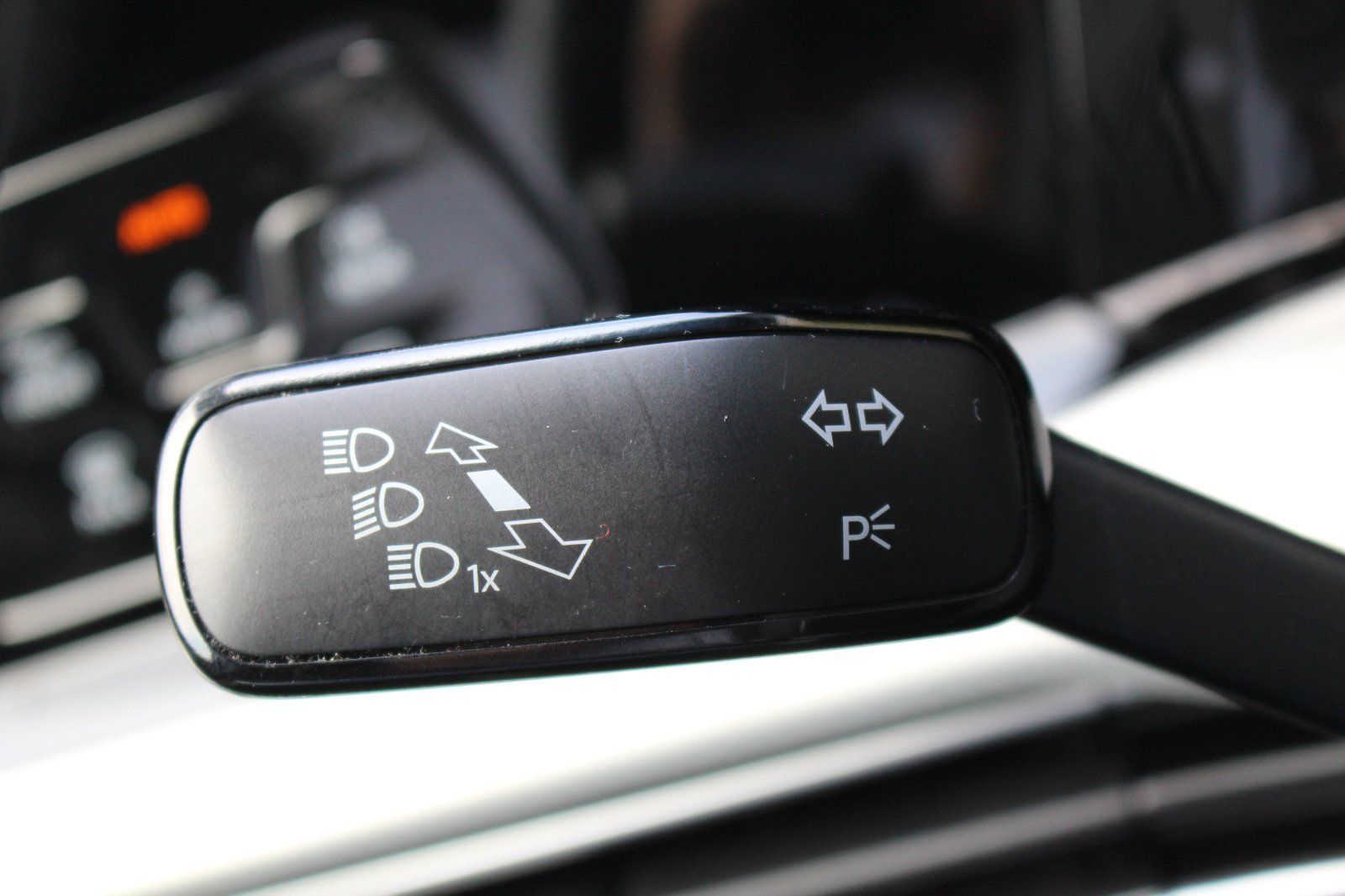 Volkswagen Golf VIII 2.0 TDI DSG Move - Samsaru's Car Outlet