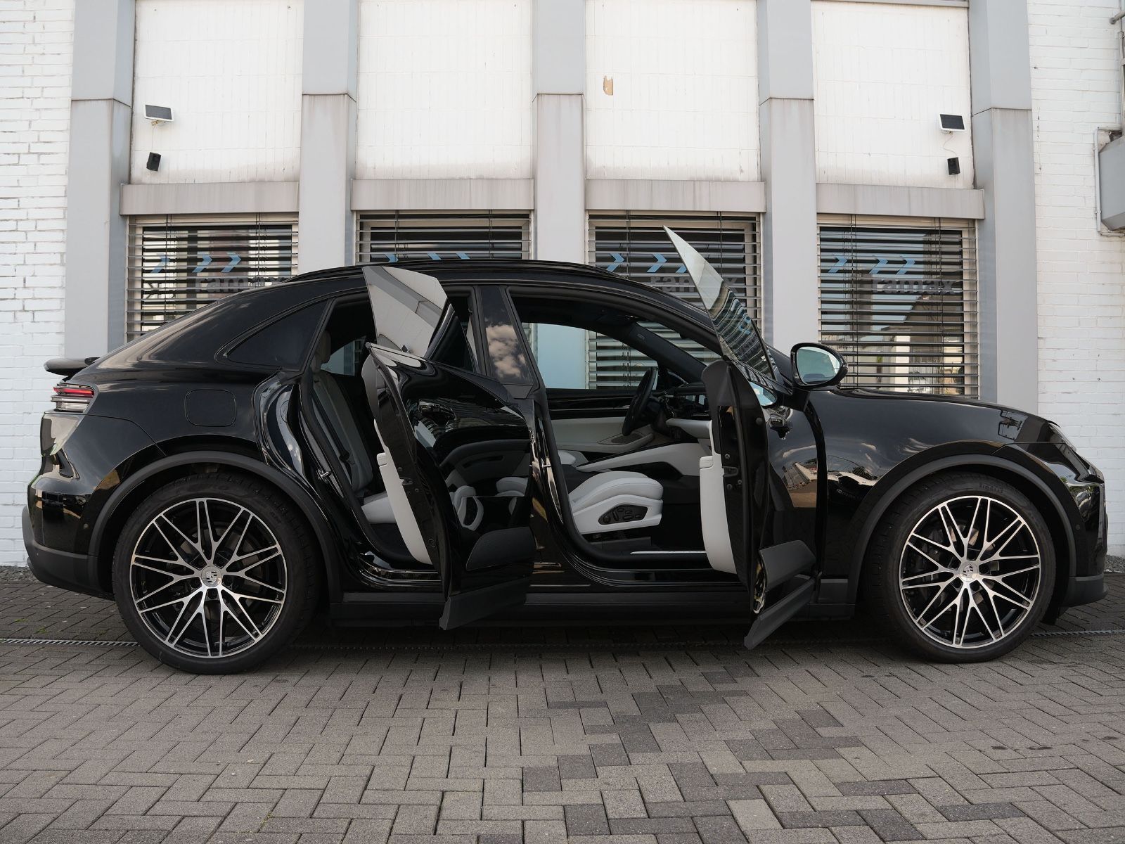 Porsche Macan 4 - Samsaru's Car Outlet