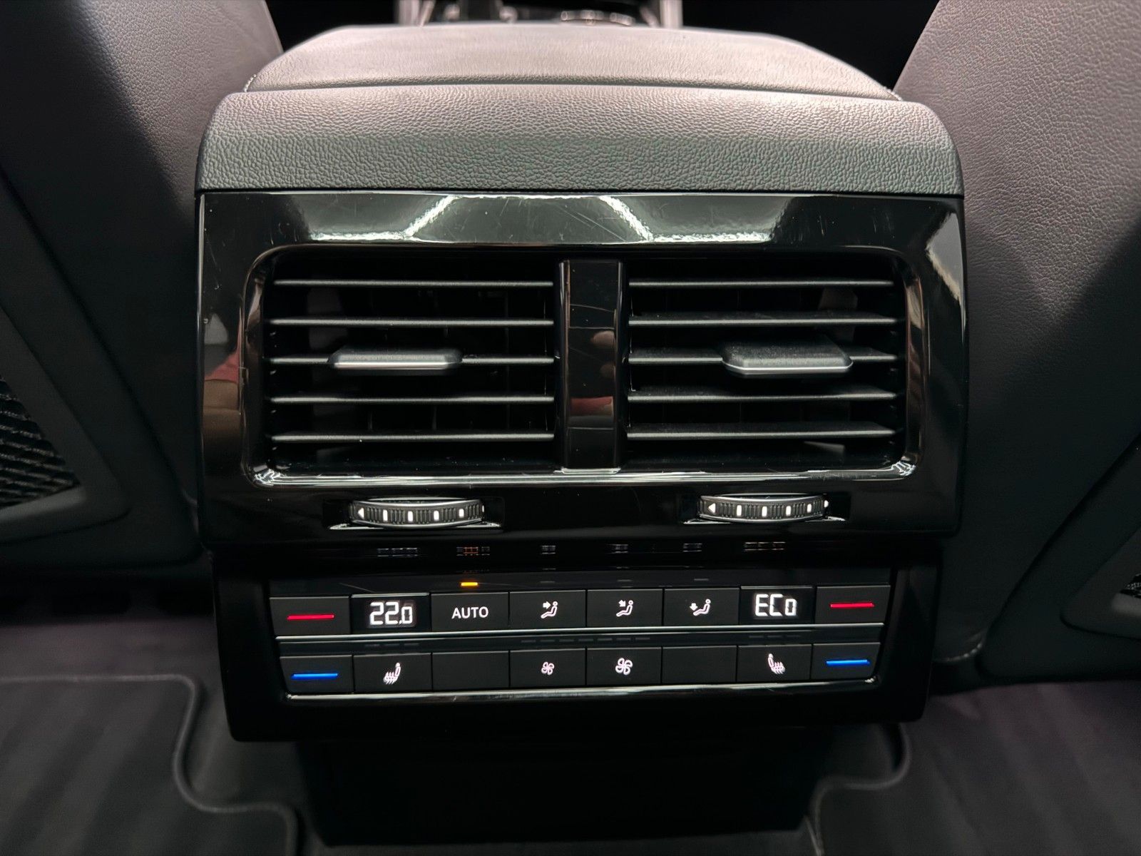 Volkswagen R-Line - Samsaru's Car Outlet