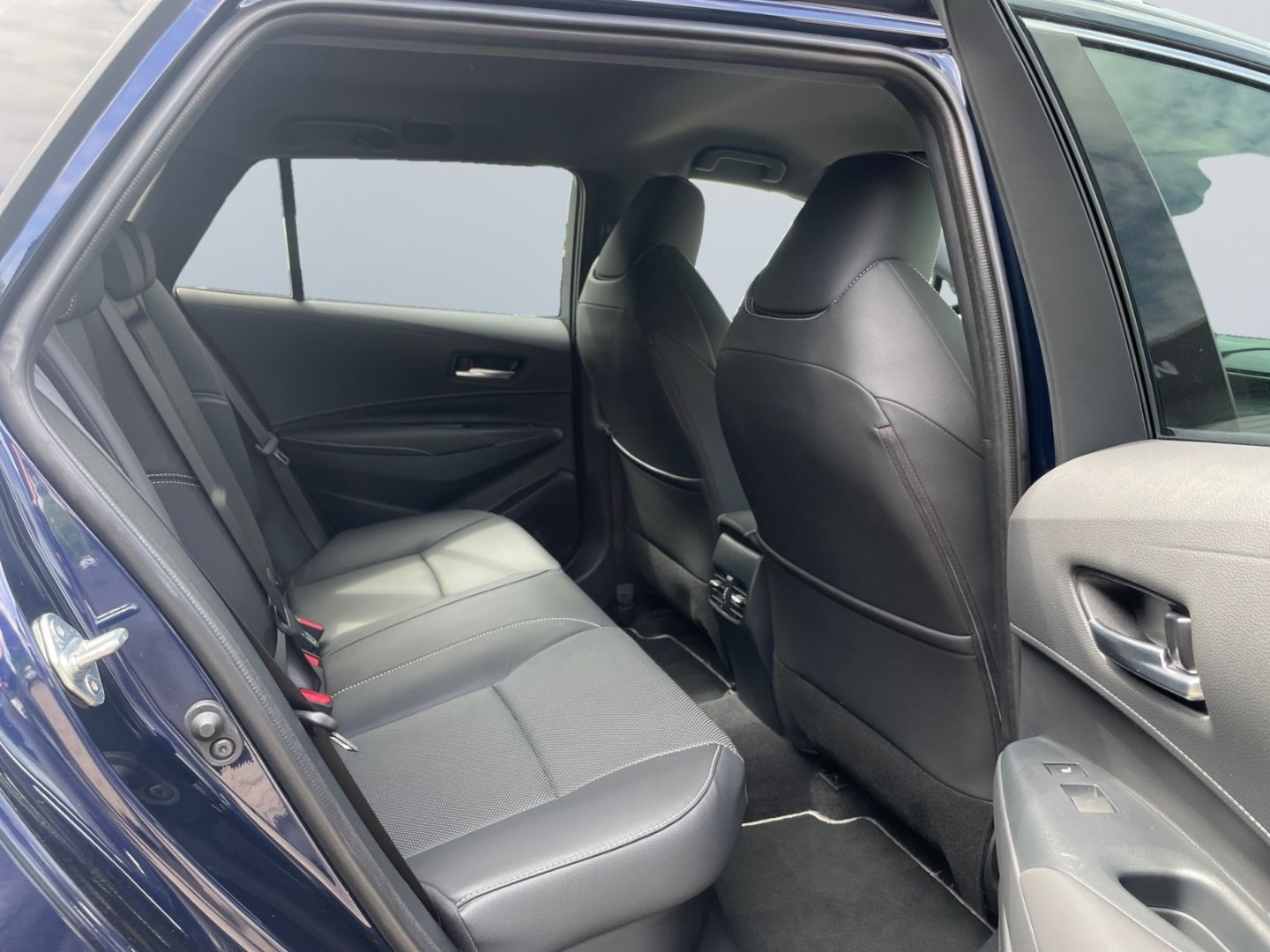 Toyota Corolla 2.0 Hybrid TS Lounge - Samsaru's Car Outlet