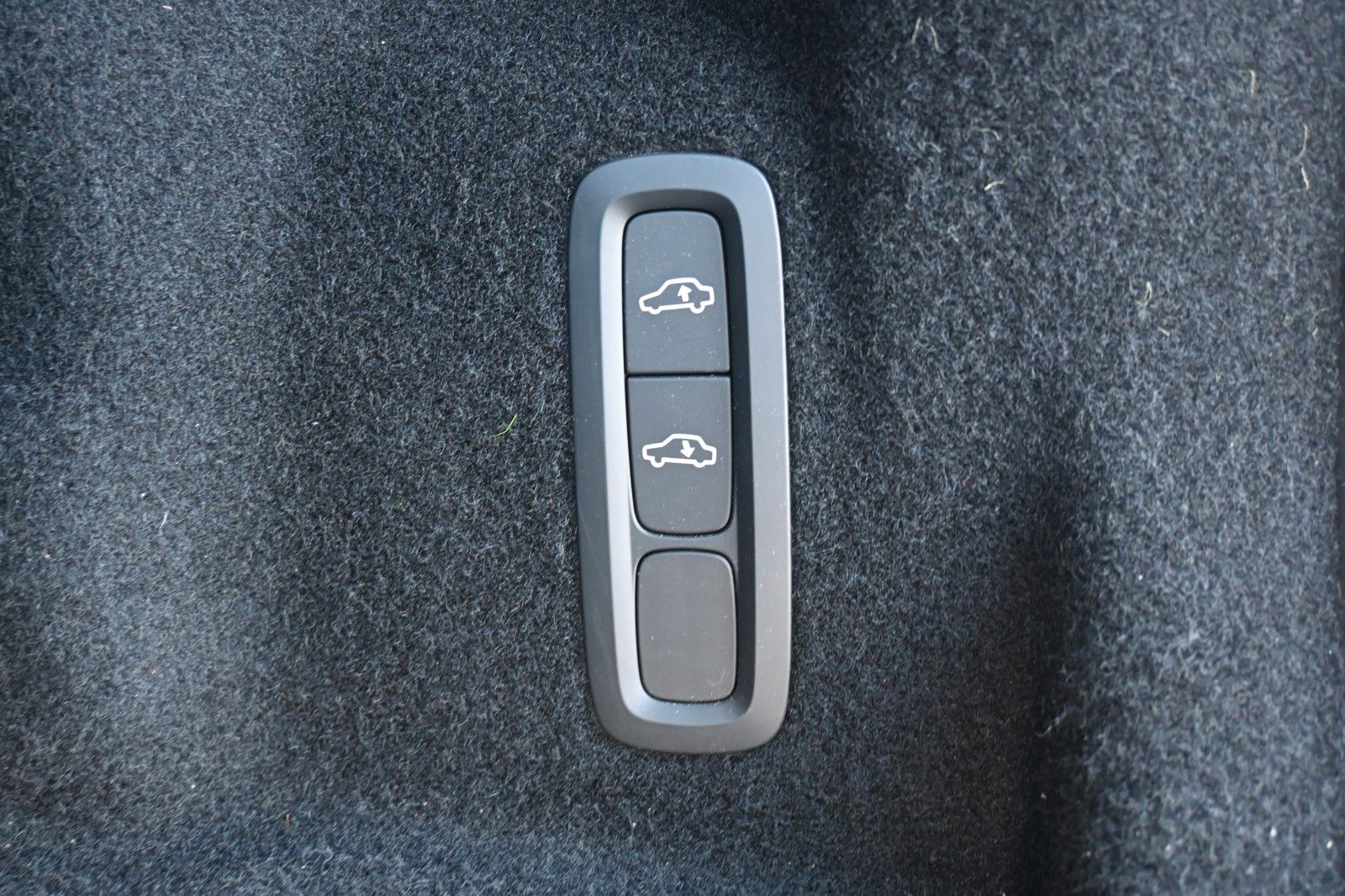 Volvo XC60 R Design PHEV - Samsaru's Car Outlet