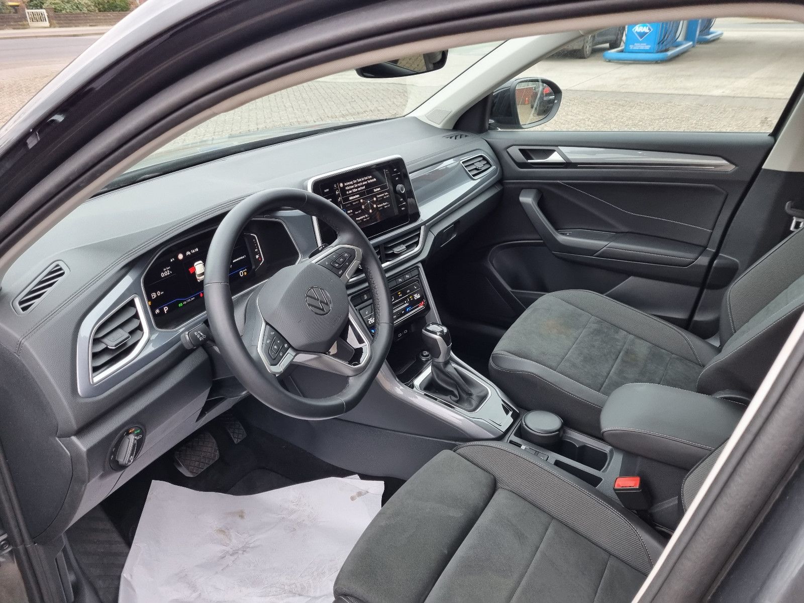 Volkswagen T-Roc Style - Samsaru's Car Outlet