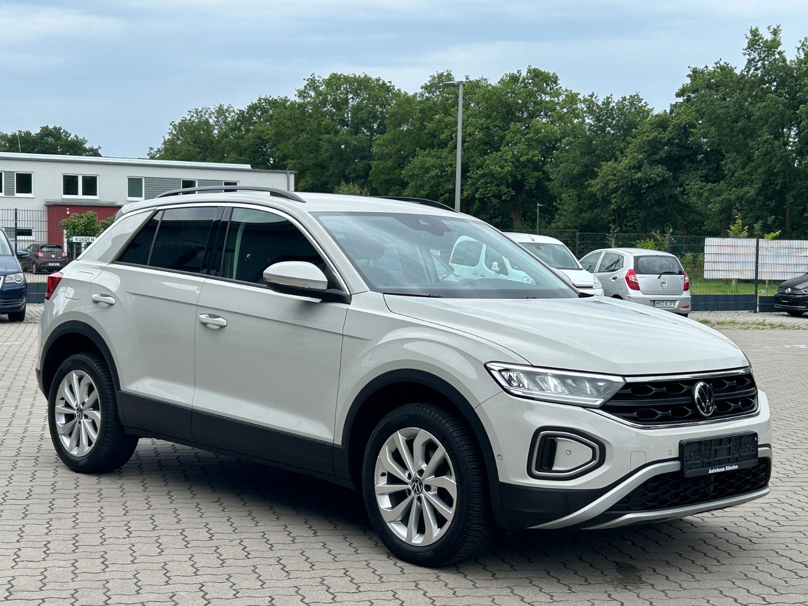Volkswagen T-Roc 1.0 TSI Life - Samsaru's Car Outlet