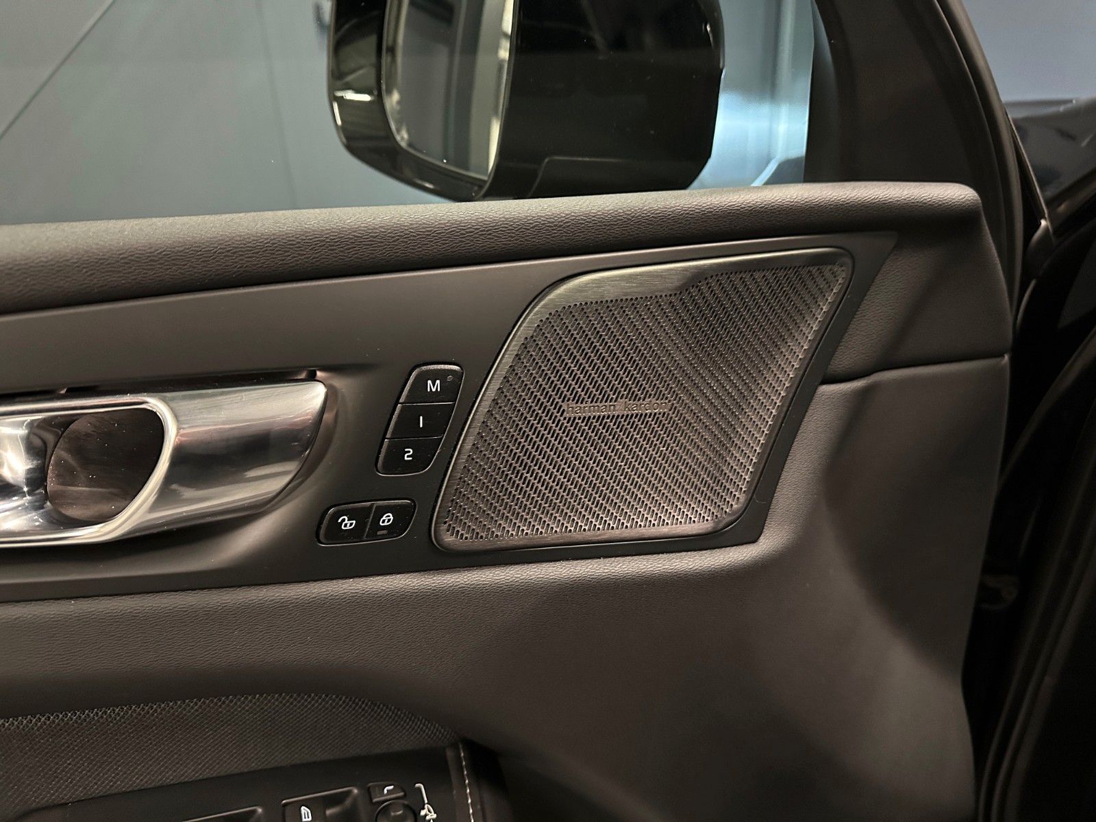 Volvo XC60 R-Design AWD *19Zoll*AHK*360°*Harman/Kardon