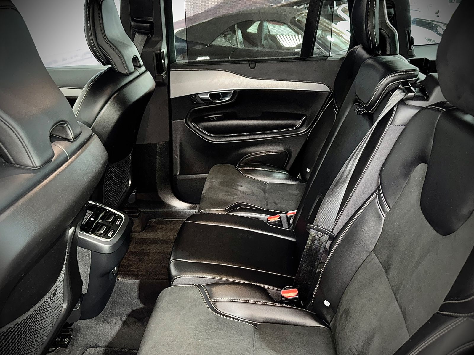 Volvo XC90 R-Design AWD - Samsaru's Car Outlet