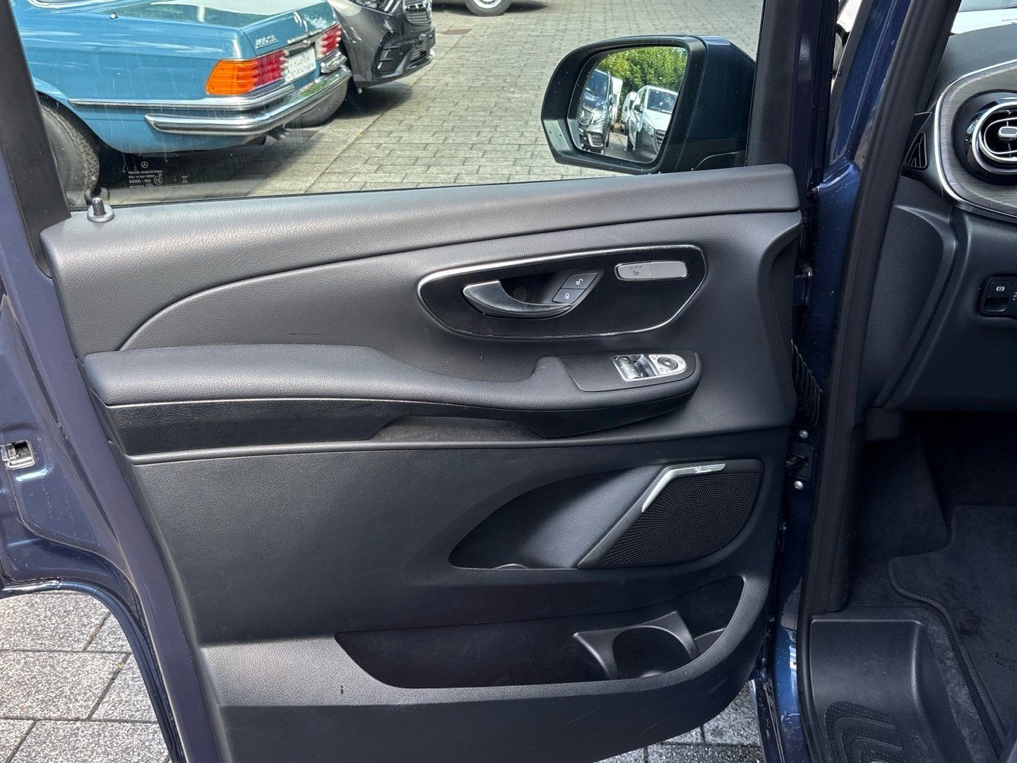 Mercedes-Benz V 300 d Style 4x4 - Samsaru's Car Outlet