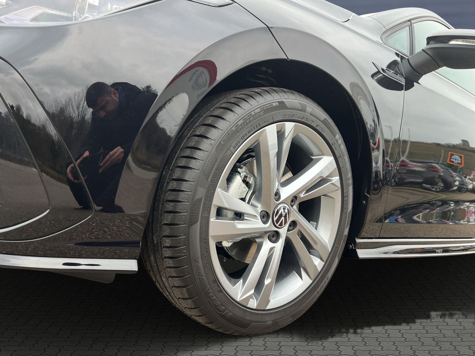 Volkswagen Golf VIII 1.5 eTSI DSG R-Line - Samsaru's Car Outlet