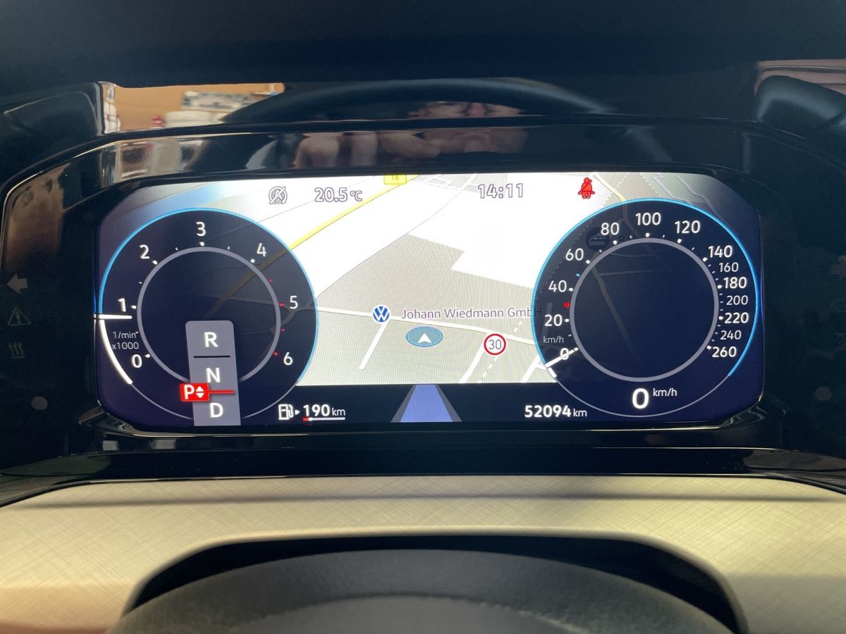Volkswagen Golf Life 2.0 TDI DSG - Samsaru's Car Outlet