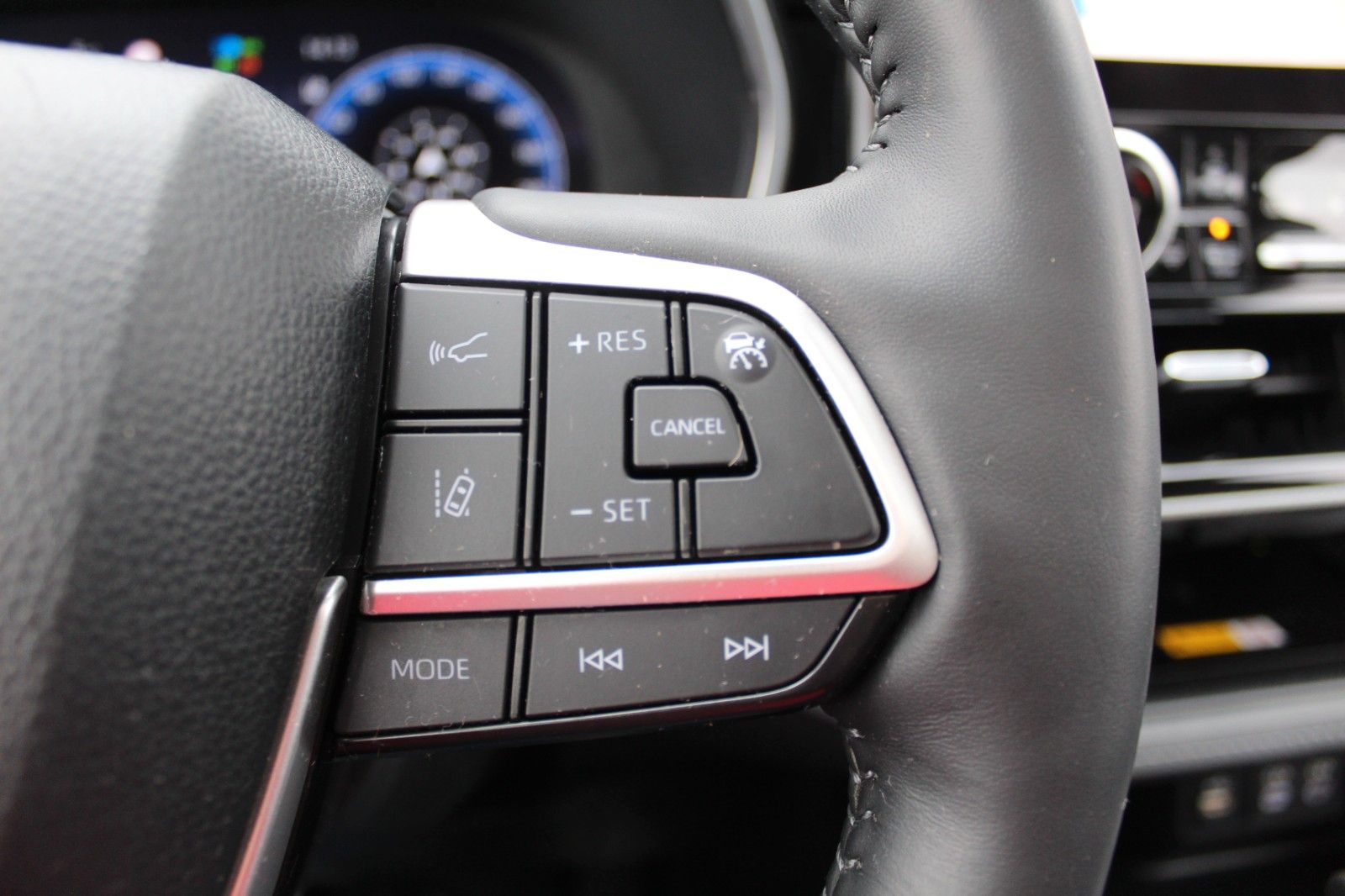 Toyota Highlander Hybrid Luxury*7-Sitzer*PANO*1.Hd.*ACC