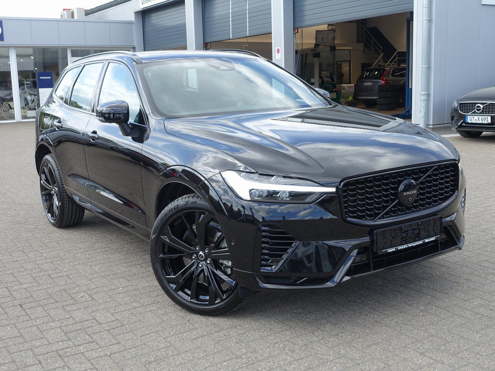 Volvo XC60 Black Edition Plus T6 AWD - Samsaru's Car Outlet