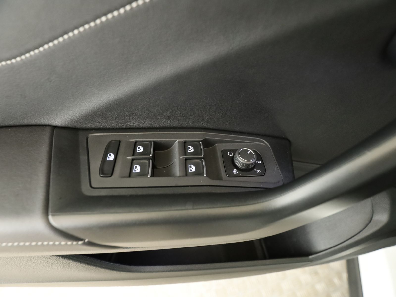 Volkswagen T-Roc 1.5 TSI R-Line - Samsaru's Car Outlet