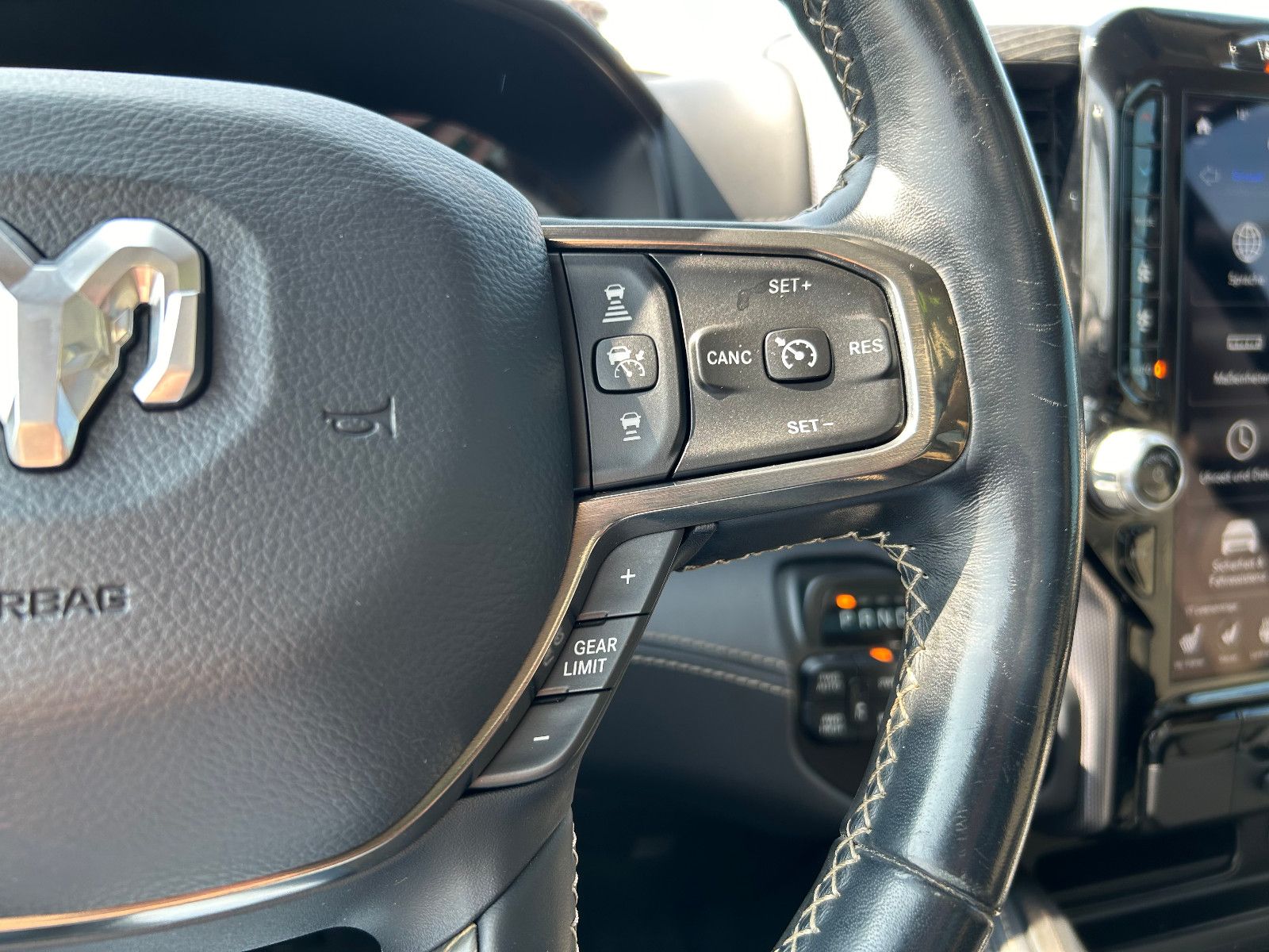 Dodge RAM 1500 Limited *LUFT*LPG*ACC*360*PANO*DE*