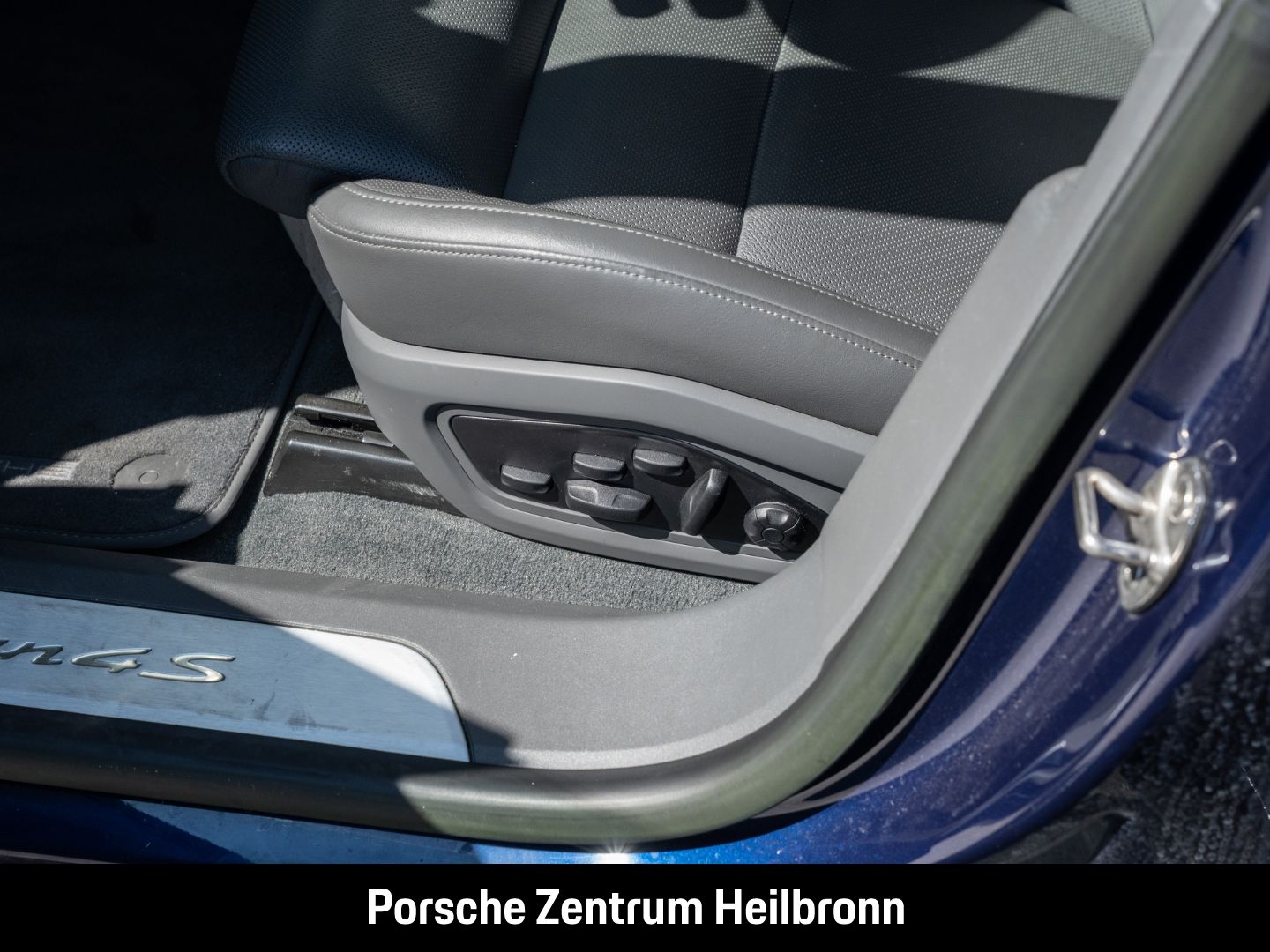 Porsche Taycan 4S Enzianblau Panoramadach Luftfederung