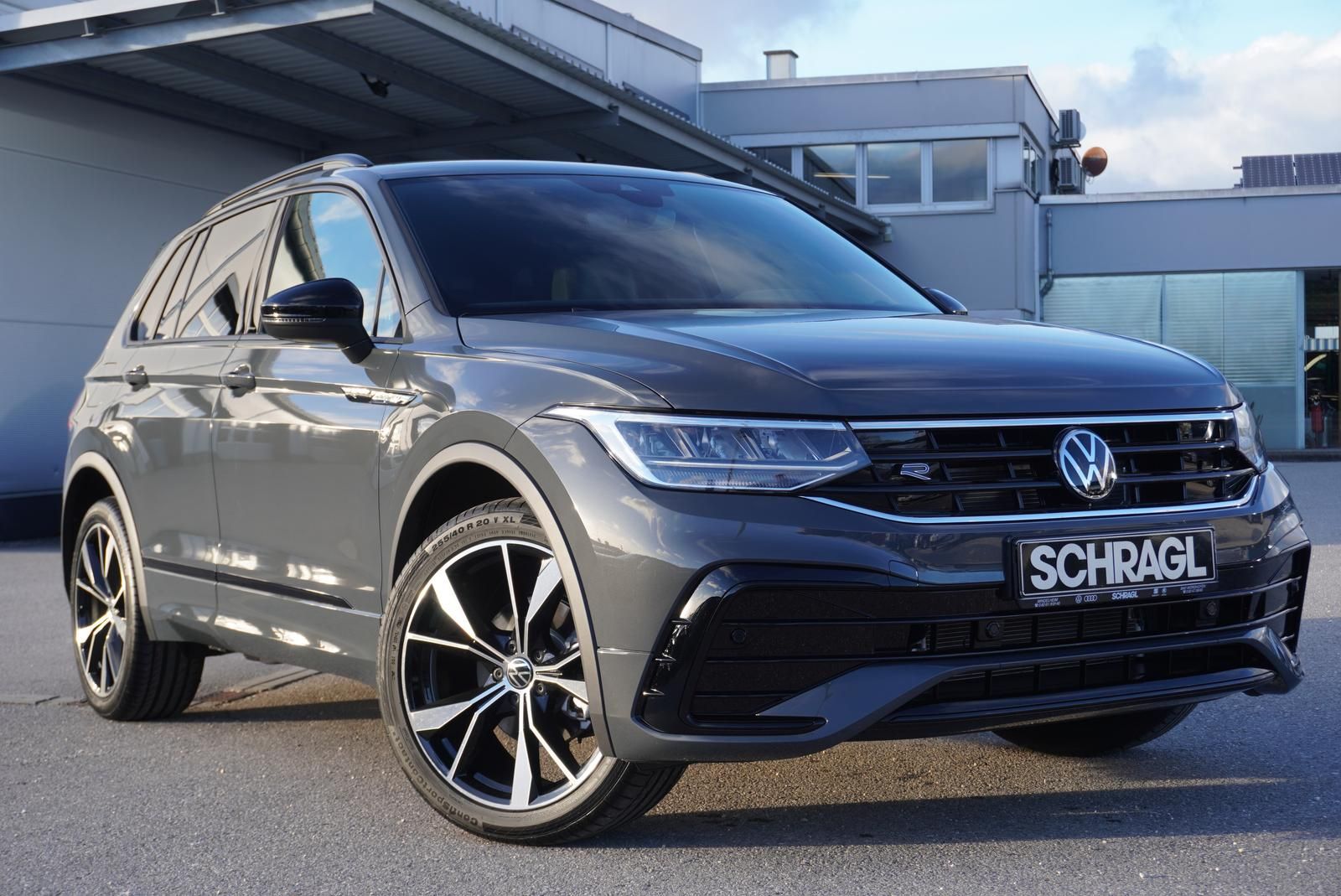 Volkswagen Tiguan 1.5 TSI DSG R-LINE - Samsaru's Car Outlet