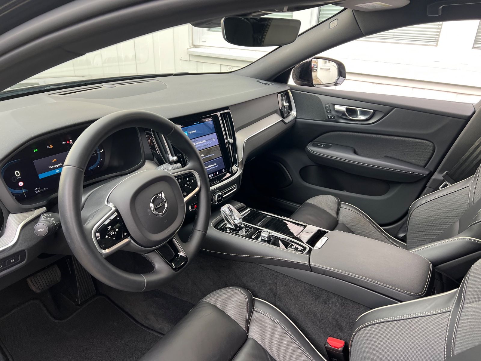 Volvo V60 Recharge T6 AWD PLUS DARK AHK GARANTIE