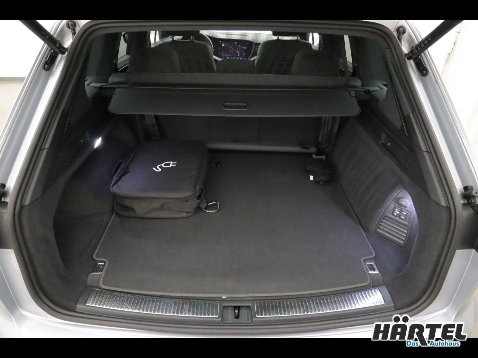 Volkswagen Touareg Elegance eHybrid 3.0 V6 TSI Tiptronic - Samsaru's Car Outlet