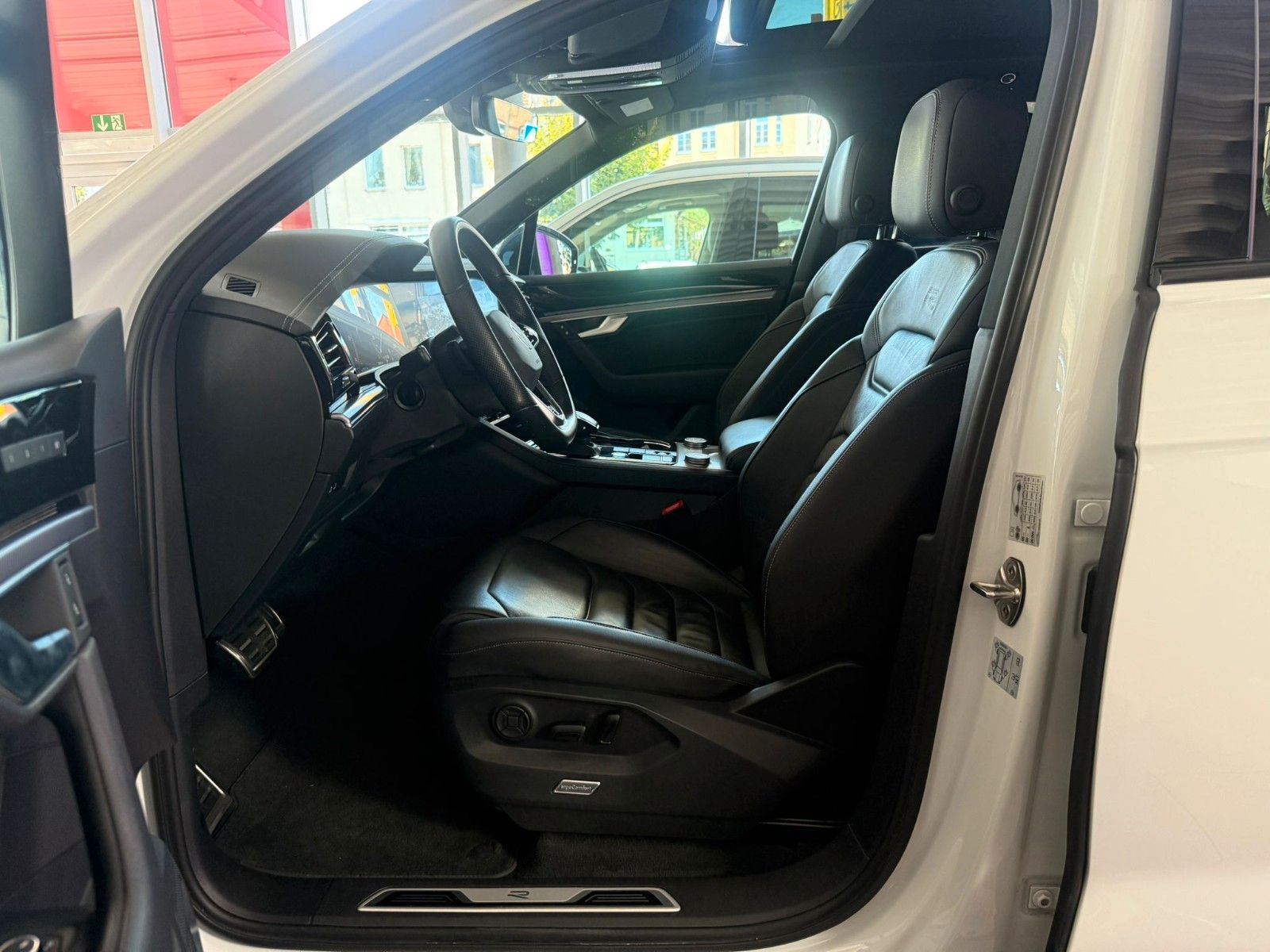 Volkswagen Touareg R-Line BLACK 3.0 TDI - Samsaru's Car Outlet