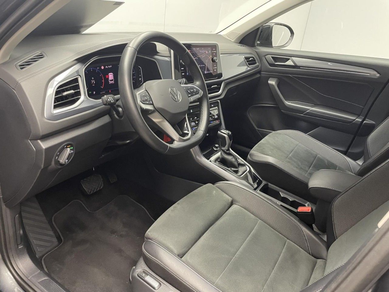 Volkswagen T-Roc 1.5 TSI DSG Style - Samsaru's Car Outlet