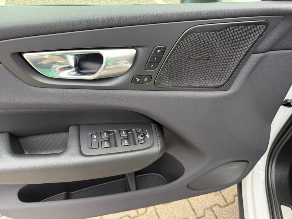 Volvo XC60 T6 AWD Recharge Plus - Samsaru's Car Outlet