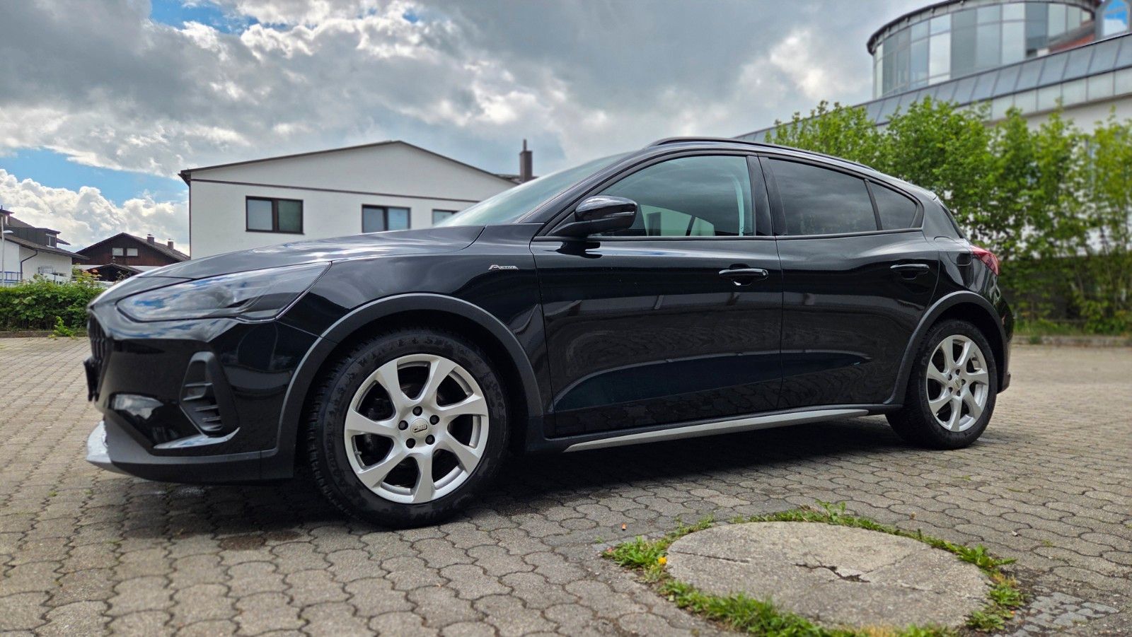 Ford Focus Lim. Active X 1. Hand 8fach bereift