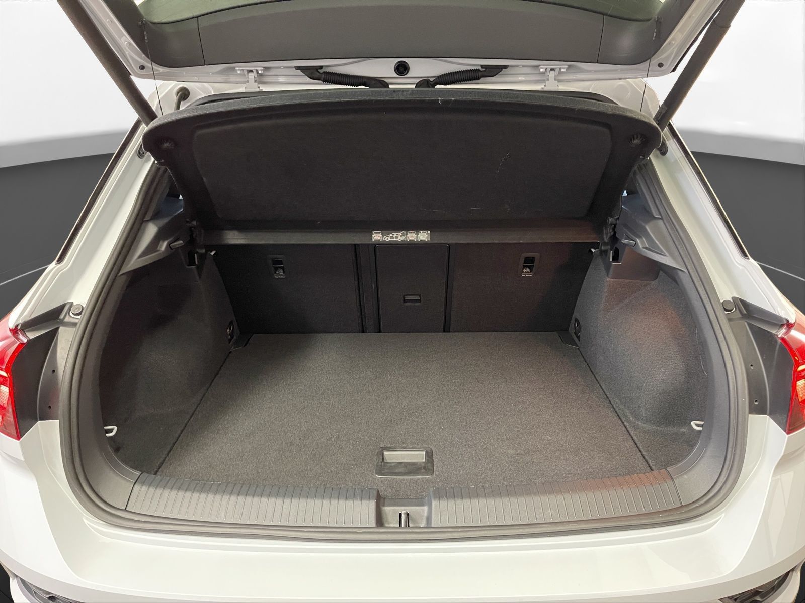 Volkswagen T-Roc 1.5 TSI Sport - Samsaru's Car Outlet