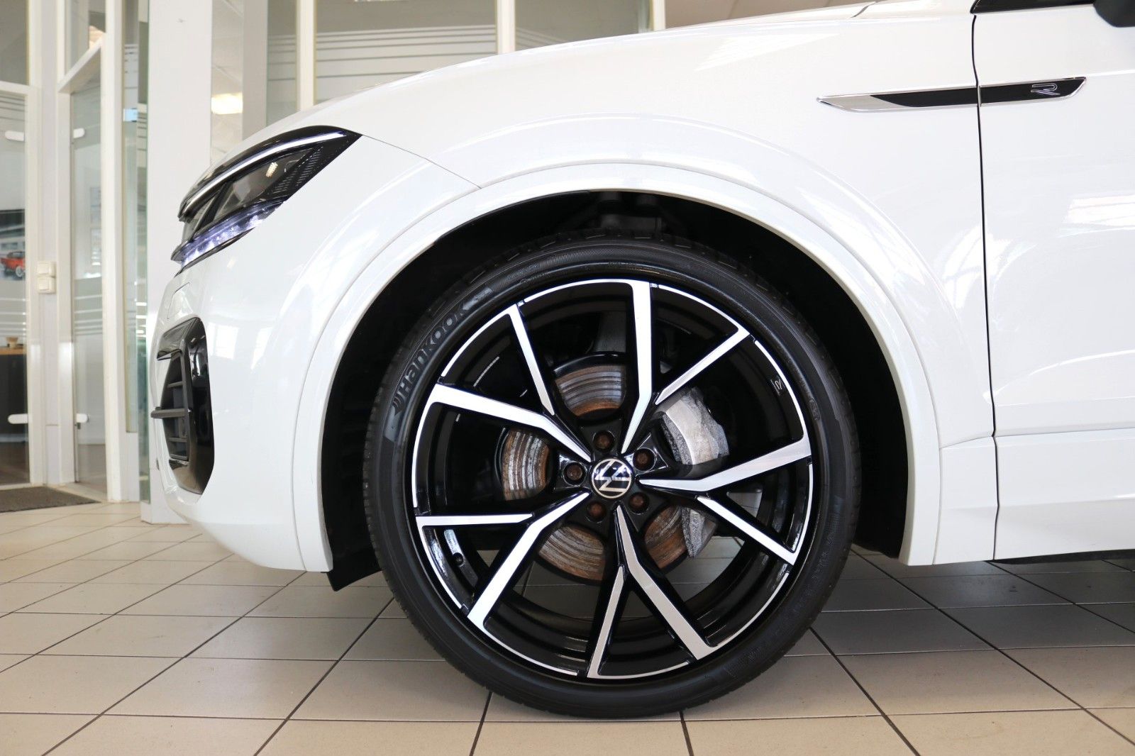 Volkswagen Touareg 2x R-Line Black - Samsaru's Car Outlet