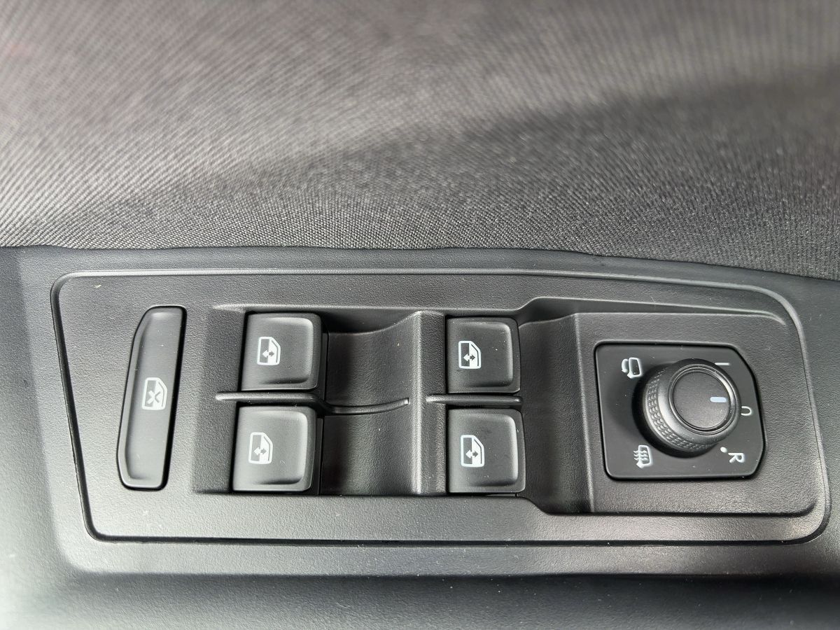 Volkswagen T-Roc 1.0 Life - Samsaru's Car Outlet