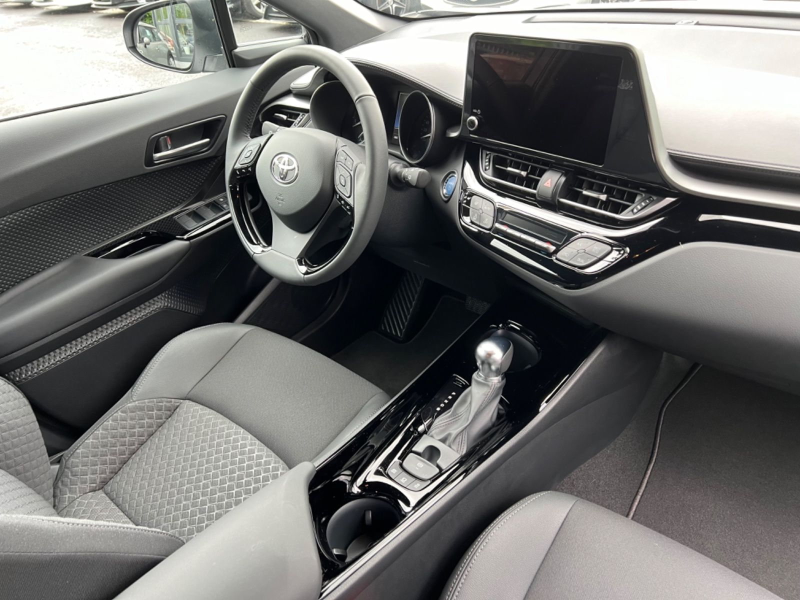 Toyota C-HR Hybrid 1.8 Team - Samsaru's Car Outlet