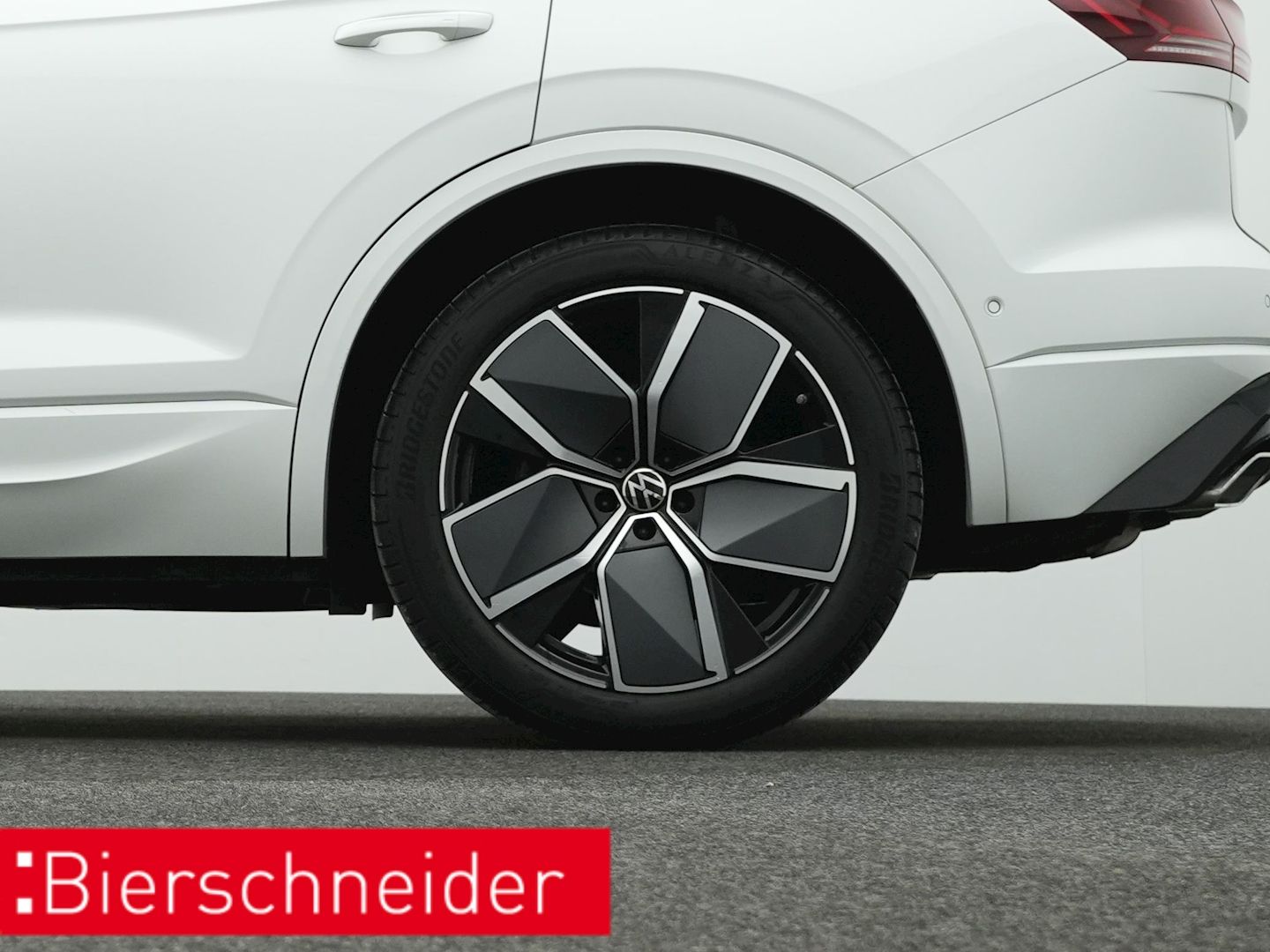 Volkswagen Touareg 3.0 TDI R-line BLACK-STYLE - Samsaru's Car Outlet
