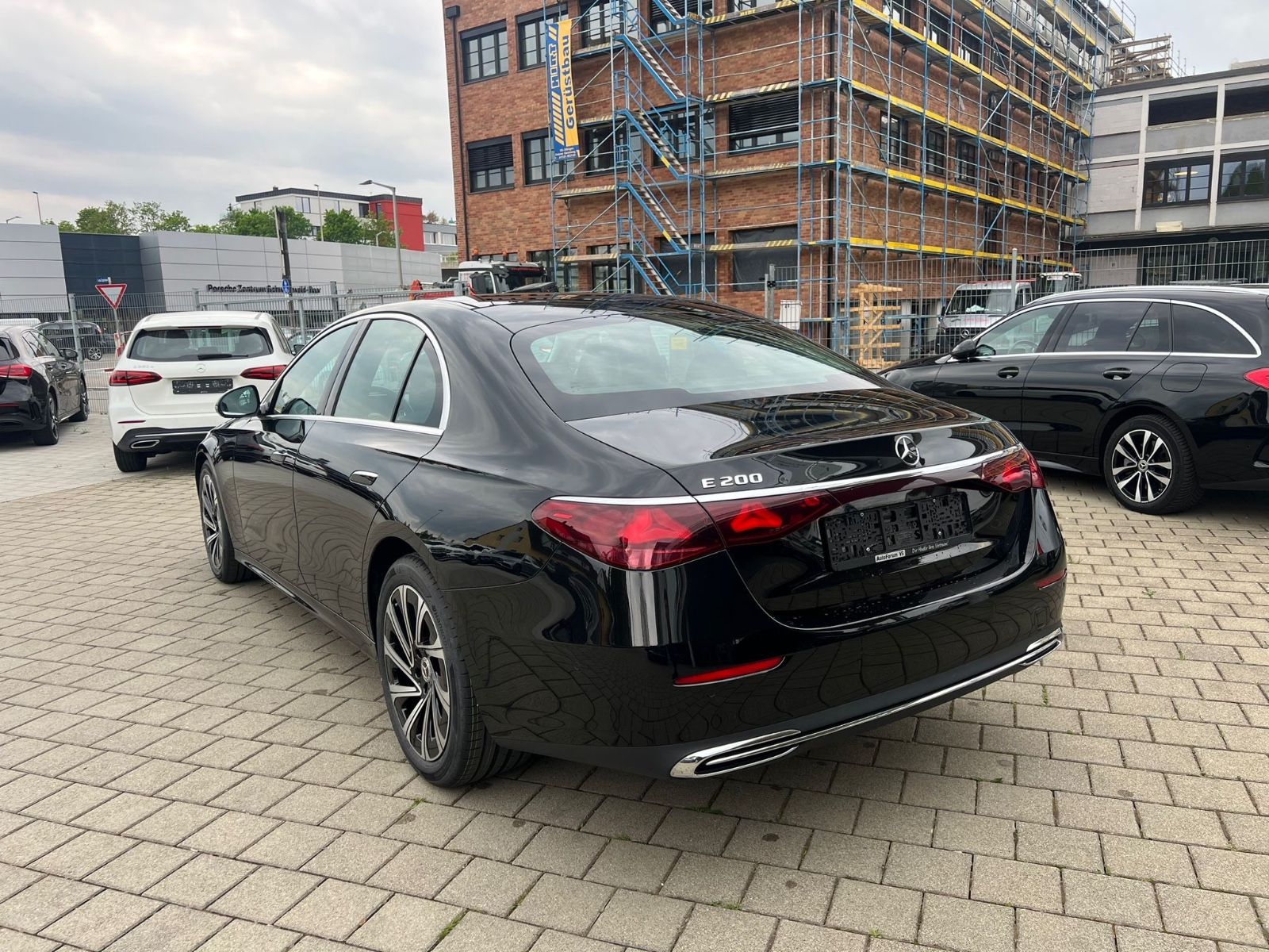 Mercedes-Benz E 200 - Samsaru's Car Outlet