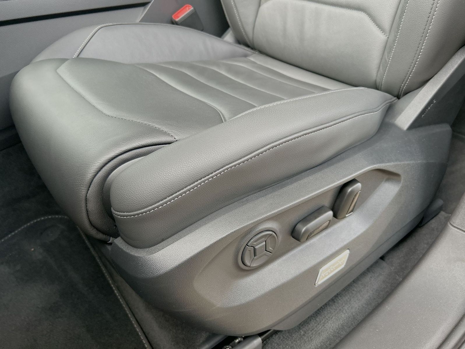 Volkswagen Touareg 3.0 TDI 4Motion R-Line - Samsaru's Car Outlet