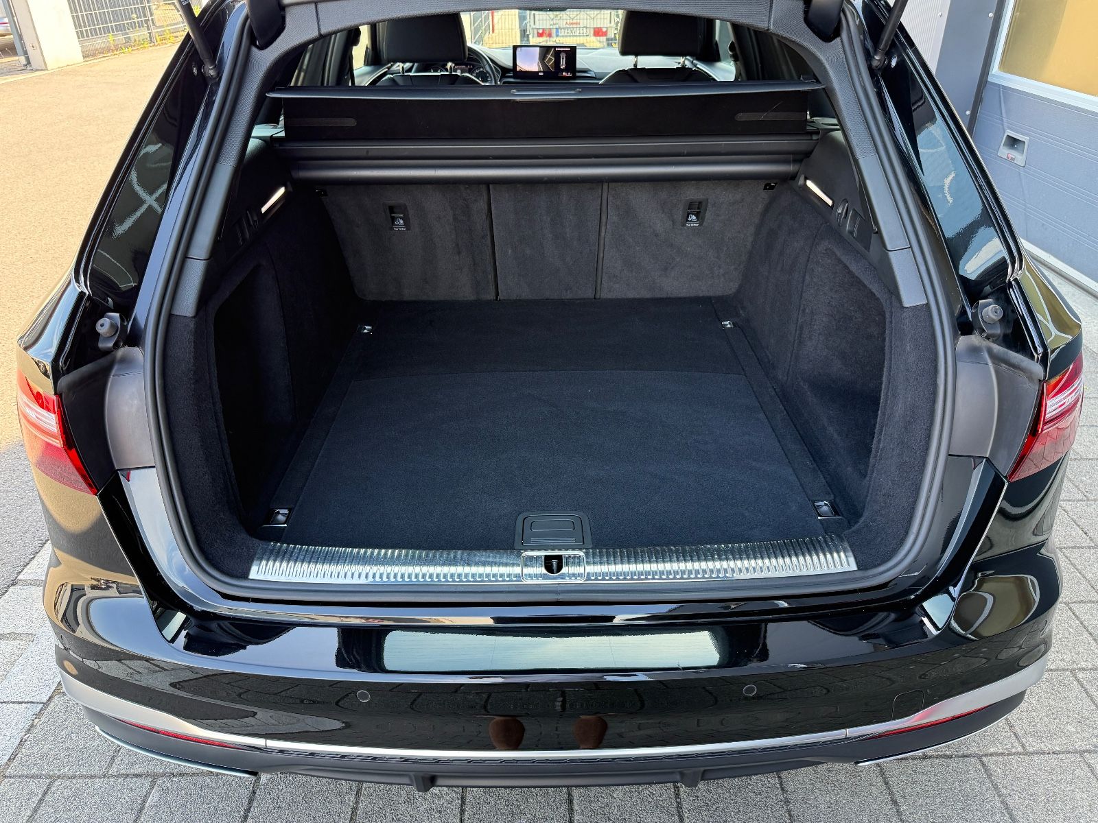 Audi A4 Avant 40 TDI S-Line - Samsaru's Car Outlet