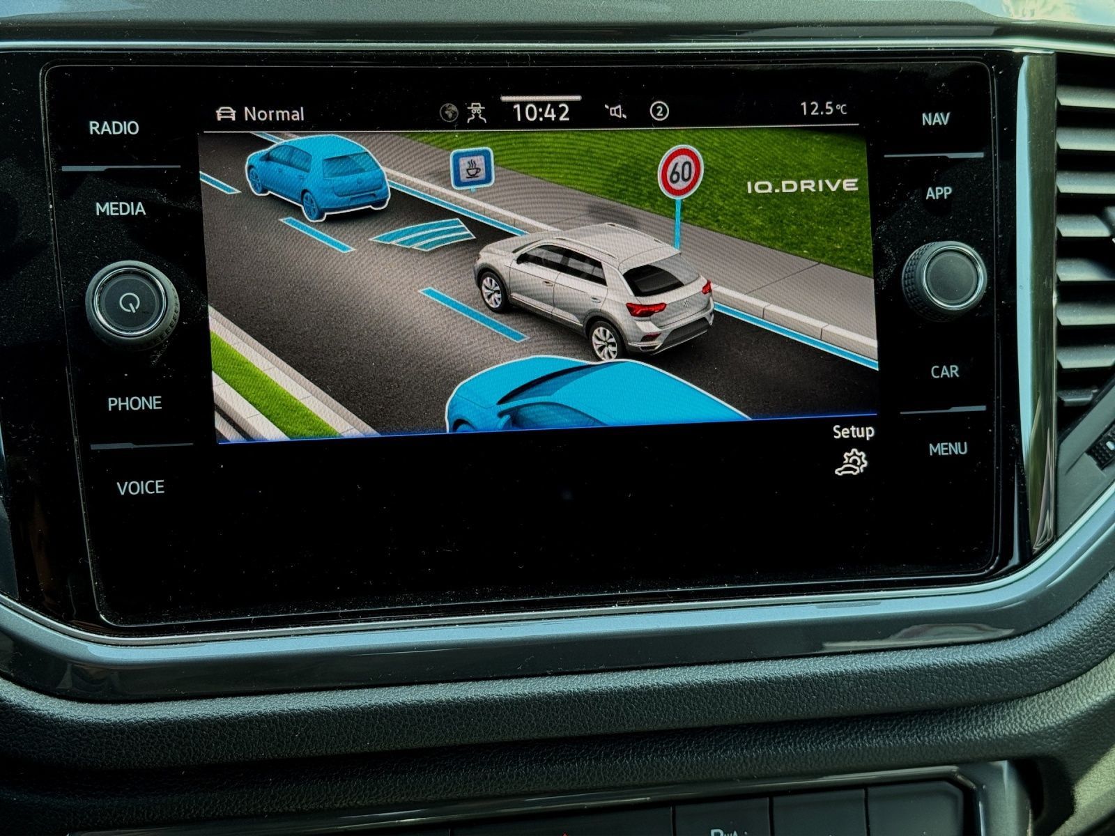 Volkswagen T-Roc 1.5 TSI DSG R-LINE - Samsaru's Car Outlet