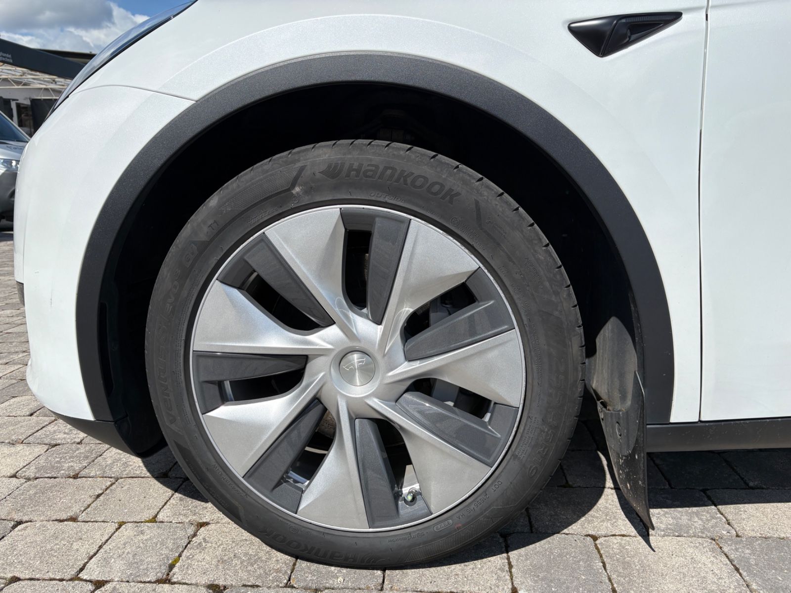 Tesla Model Y RWD Innen weiß