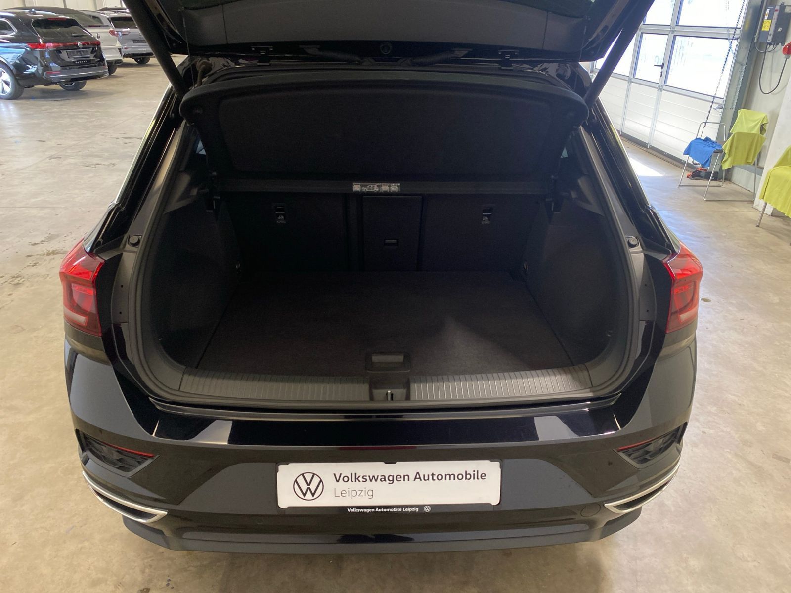 Volkswagen T-Roc 1.5 TSI Sport R-Line - Samsaru's Car Outlet
