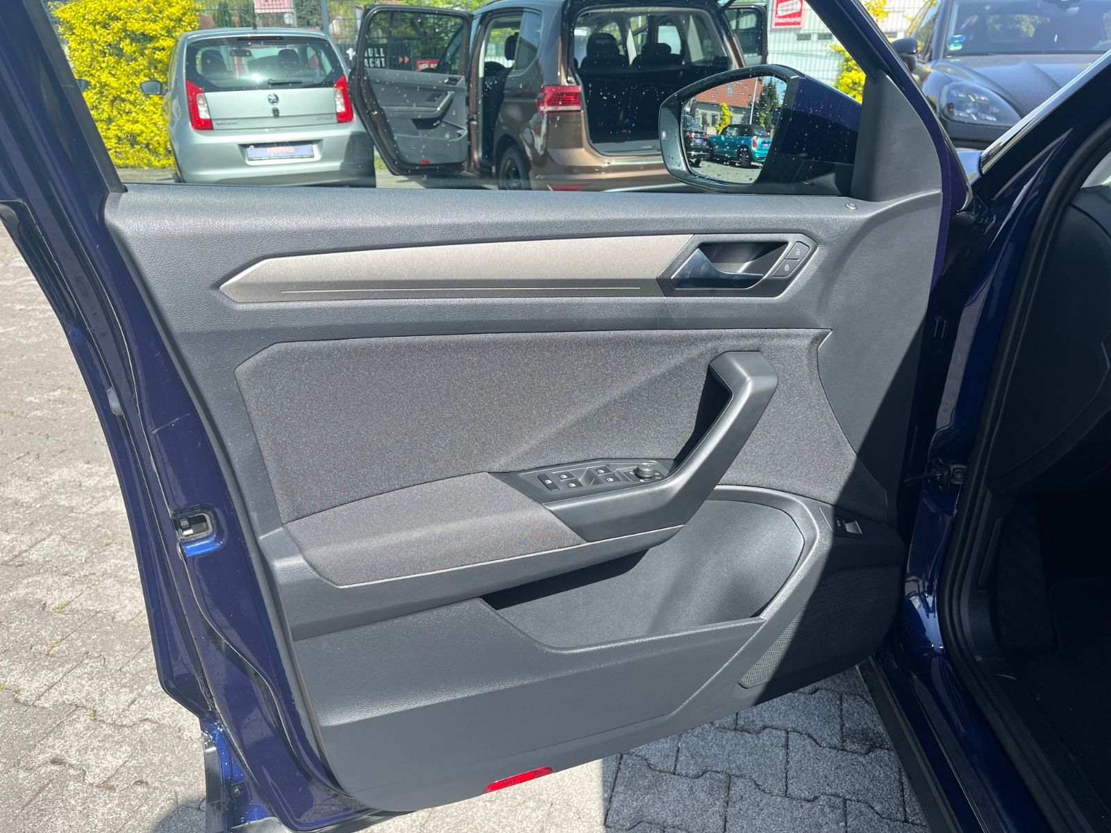 Volkswagen T-Roc 1.5 TSI Style - Samsaru's Car Outlet