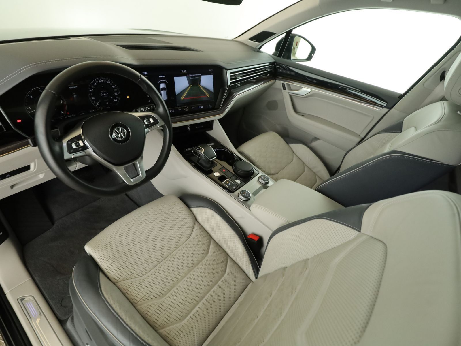 Volkswagen Touareg 3.0 TDI R-Line 4M - Samsaru's Car Outlet