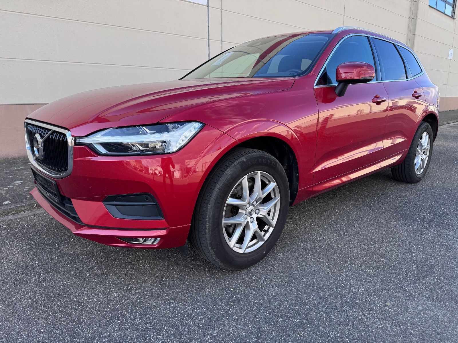 Volvo XC60 B4 Momentum Pro AWD - Samsaru's Car Outlet