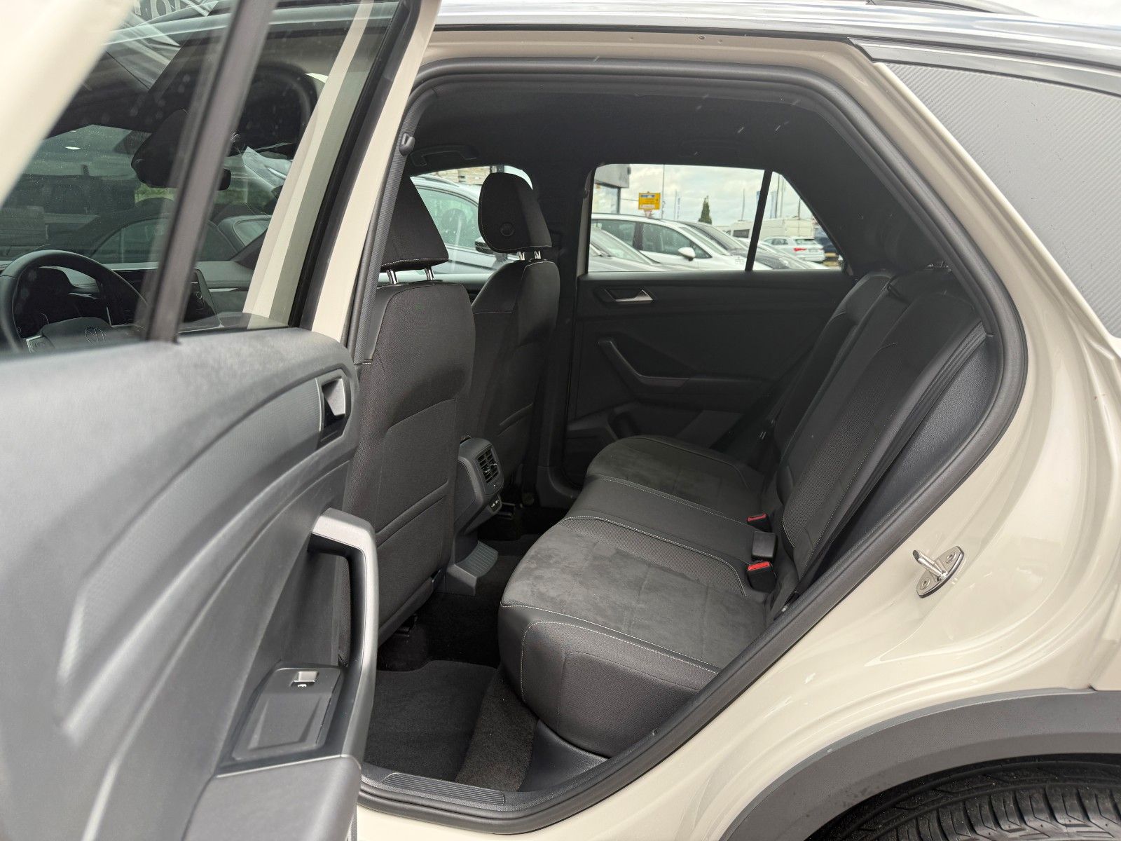 Volkswagen T-Roc 1.5 TSI Black - Samsaru's Car Outlet