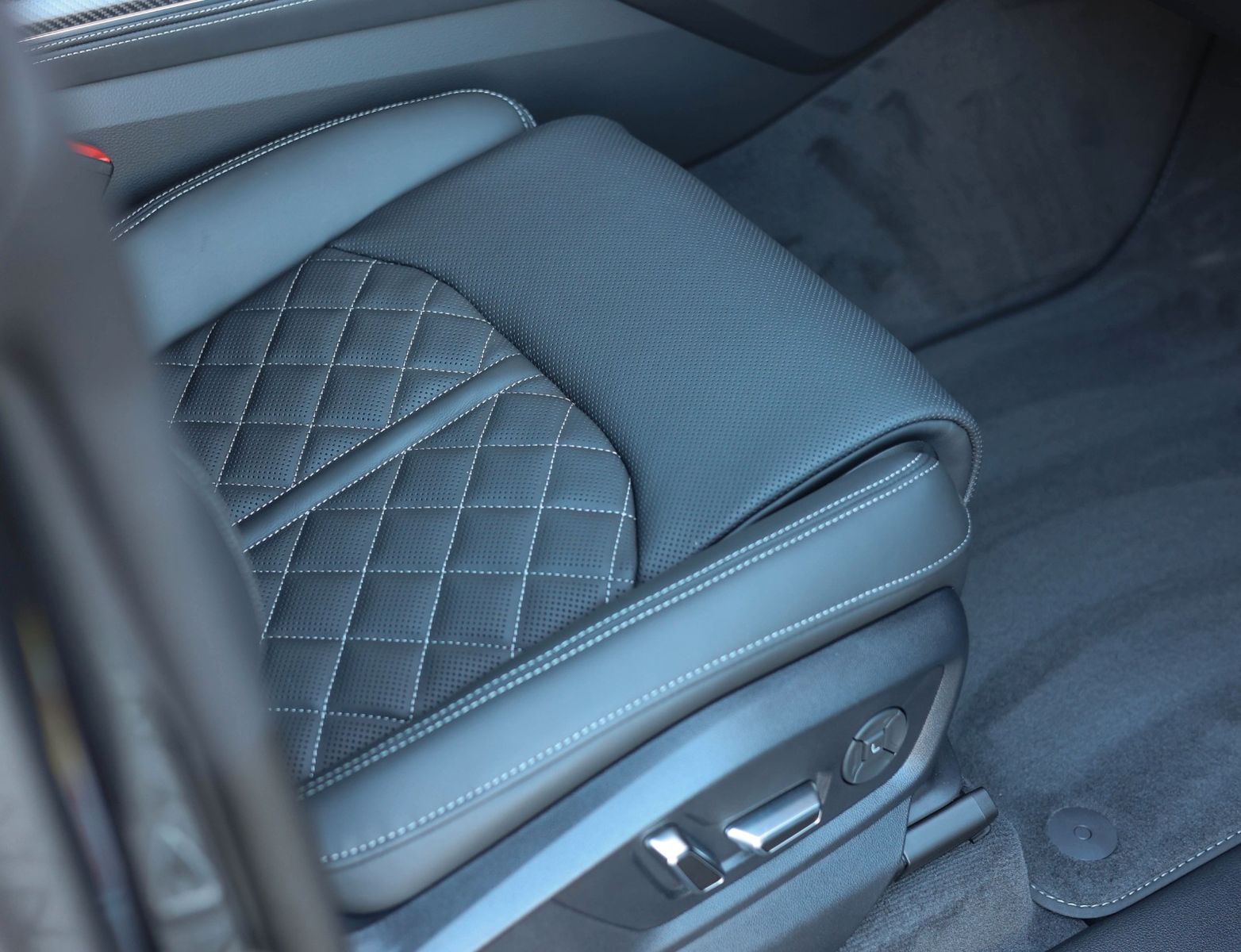 Audi Q8 60 TFSIe Quattro Advanced - Samsaru's Car Outlet